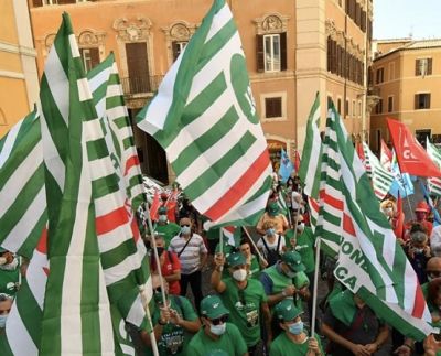 Italian tradeunionists with flags