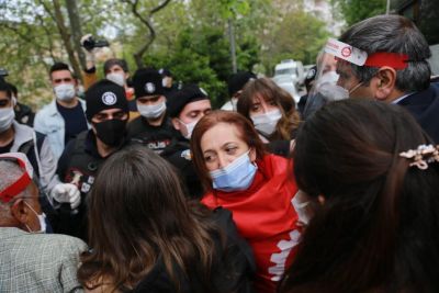 Turkish trade union leader being arrested 