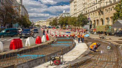 ouvriers construisant un tramway