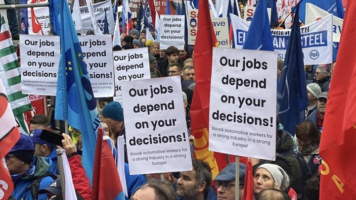 Une pancarte indique "nos emplois dépendent de vos décisions" lors d'une manifestation de travailleurs de l'industrie à Bruxelles.