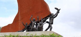 A statue in honour of those who resisted