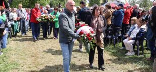 Esther Lynch lays a wreath at Fort Breendonk